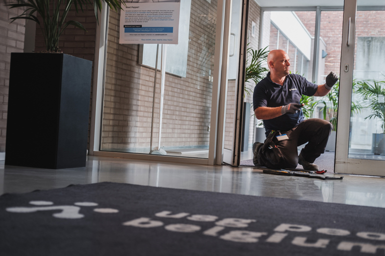 Facilicom, One Building Maintenance, OBM, Gebouwenonderhoud, building maintenance, klusjes, hvac, automatische deuren en poorten, elektriciteitswerken, datawerken, databekabeling, schilderwerken, herstellingen, groenonderhoud, interventies, gebouwen, organisatie, digitalisering, installatie, domotica, relighting, energiebesparend, interventieteam, verwarming, ventilatie, airconditioning, ecologisch, duurzaam, warmtepomp