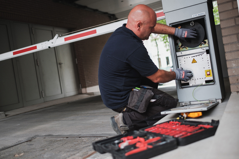 Facilicom, One Building Maintenance, OBM, Gebouwenonderhoud, building maintenance, klusjes, hvac, automatische deuren en poorten, elektriciteitswerken, datawerken, databekabeling, schilderwerken, herstellingen, groenonderhoud, interventies, gebouwen, organisatie, digitalisering, installatie, domotica, relighting, energiebesparend, interventieteam, verwarming, ventilatie, airconditioning, ecologisch, duurzaam, warmtepomp