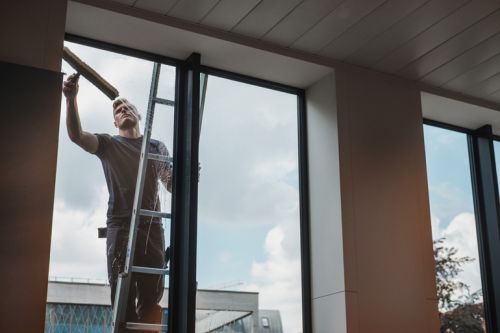 Facilicom, Gom, glasreiniging, glaswas, gevelreiniging, schoonmaak, special cleaning, graffiti, anti-graffiticoatings, glasreiniging, hoogwerkers, ruitenwassers, VCA