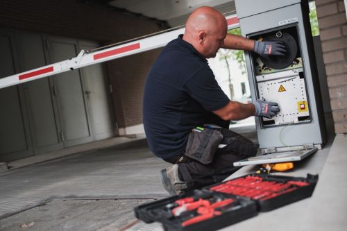 Facilicom, One Building Maintenance, OBM, Gebouwenonderhoud, building maintenance, klusjes, hvac, automatische deuren en poorten, elektriciteitswerken, datawerken, databekabeling, schilderwerken, herstellingen, groenonderhoud, interventies, gebouwen, organisatie, digitalisering, installatie, domotica, relighting, energiebesparend, interventieteam, verwarming, ventilatie, airconditioning, ecologisch, duurzaam, warmtepomp