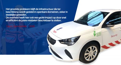 Afbeelding auto met volgende quote op blauwe achtergrond: “Het grootste probleem blijft de infrastructuur die ter beschikking wordt gesteld in openbare domeinen, zeker in stedelijke gebieden. De overheid heeft hier ook een grote impact op door snel en efficiënt de juiste middelen beschikbaar te stellen.”