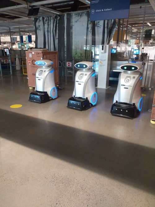 3 grandes robots de nettoyage