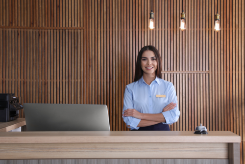 receptioniste achter balie