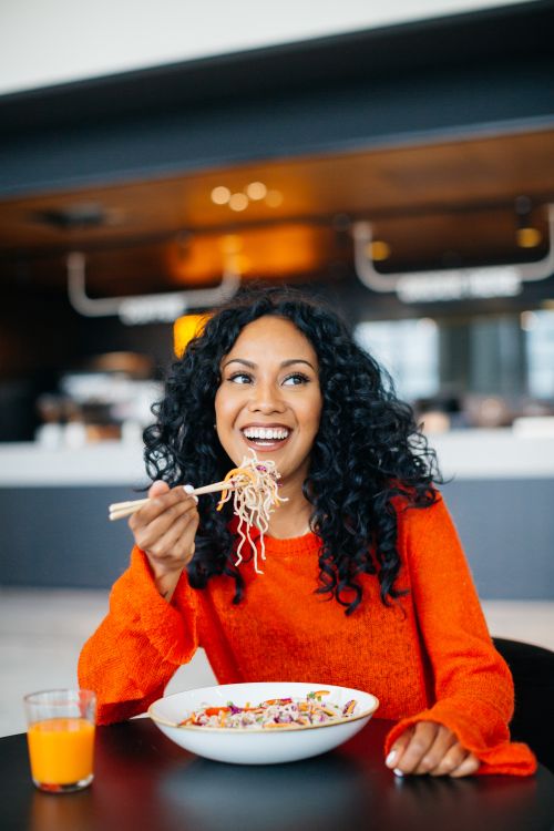 vrouw glimlacht tijdens Food&i lunch