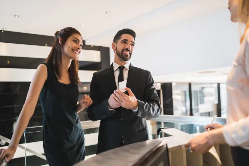 gasten checken in bij receptie