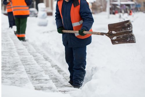 werker ruimt sneeuw