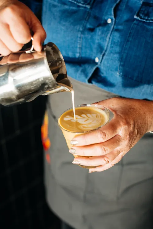 barista schenkt koffie