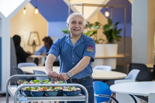 Chef poseert met rolkar vol lekkers