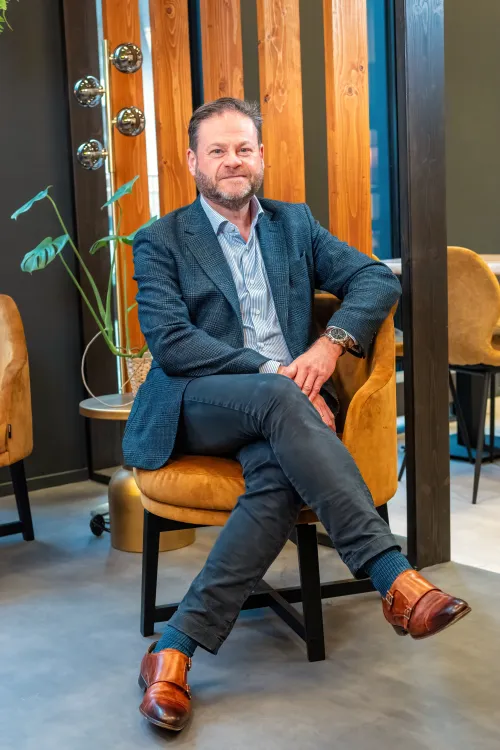 Kris Van Strydonck zit in bedrijfsrestaurant Food&i