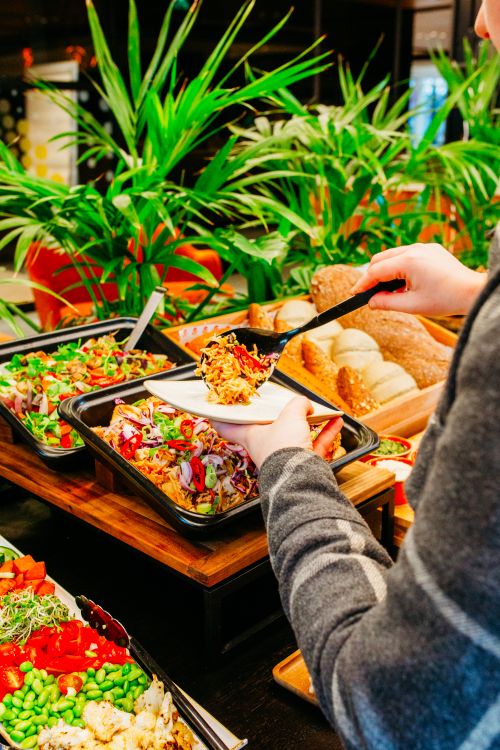 eten op een bord scheppen bij buffet