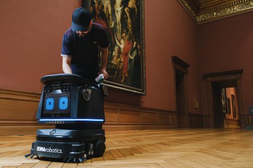 medewerker met schoonmaakrobot