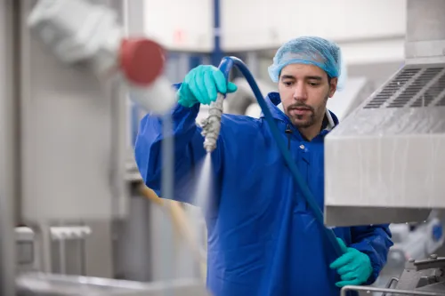 Schoonmaker die specialistische reiniging uitvoert