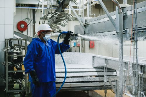 schoonmaker in productieomgeving
