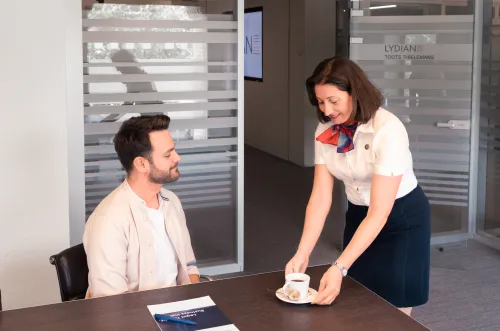 hospitality host met kop koffie