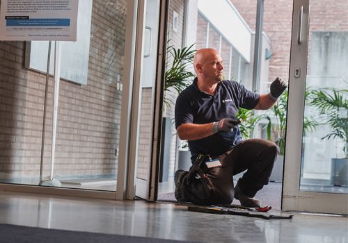 Onderhoud toegangsdeuren en -poorten door Facilicom Hard Services