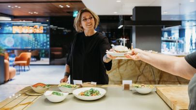 klant ontvangt lunch in bedrijfsrestaurant