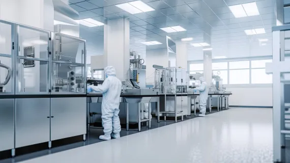 mensen aan het werk in cleanroom