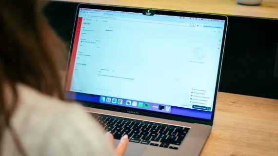 ticket behandelen via tool op laptop
