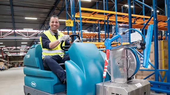 Schoonmaker in logistieke ruimte
