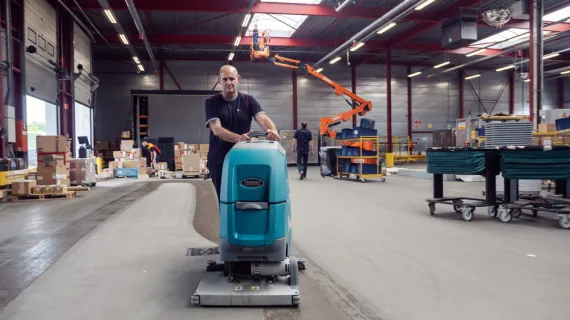 Schoonmaker in logistieke ruimte