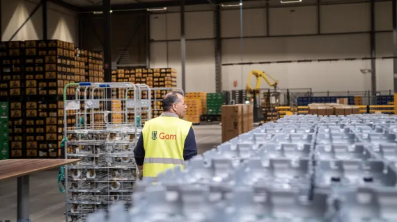 Gom medewerker in magazijn