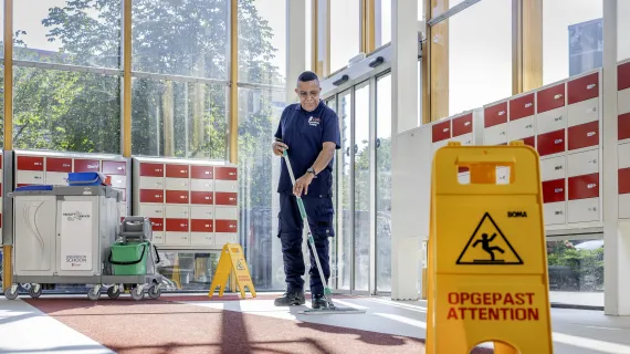 medewerker dweilt