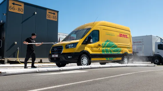 DHL wagen wordt gepoetst