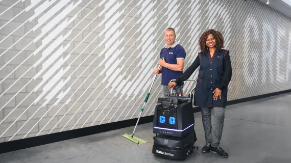 schoonmakers met robot