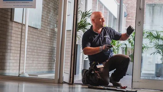 Onderhoud toegangsdeuren en -poorten door Facilicom Hard Services