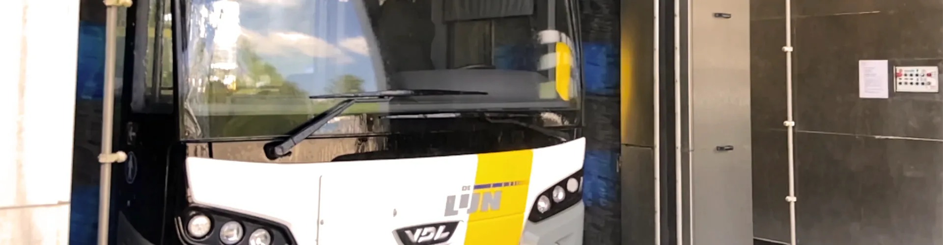 een De Lijn bus rijdt door een carwash