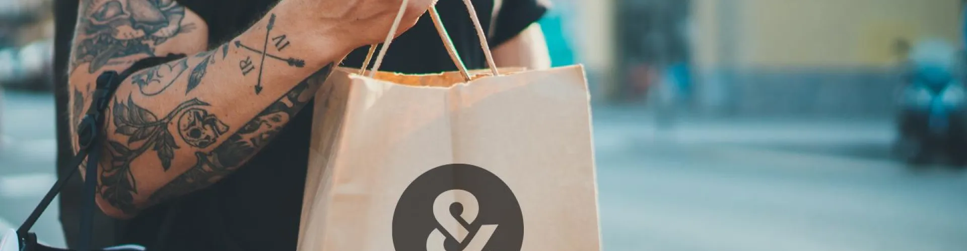 Food&i bezorger met papieren tasje