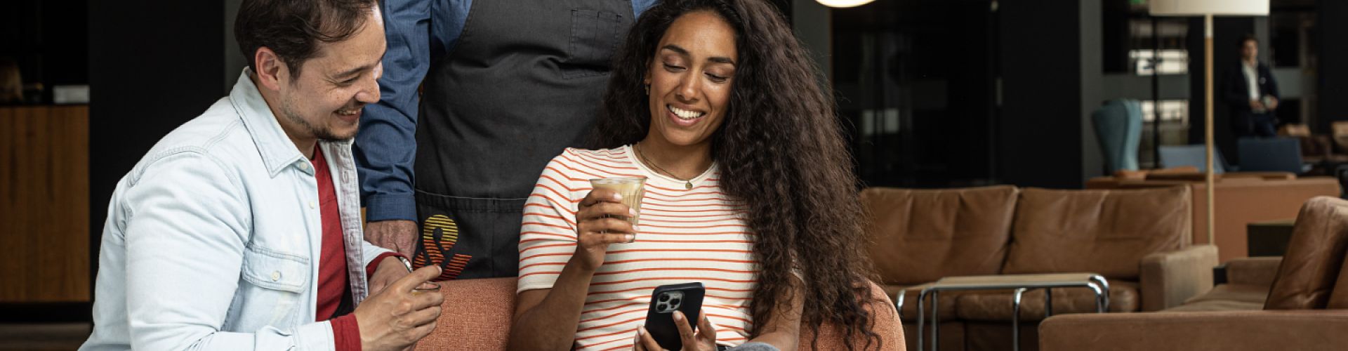 man en vrouw bestellen lunch via app