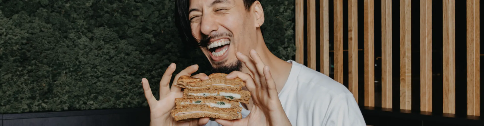 Blije man met gezonde boterham van Food&i