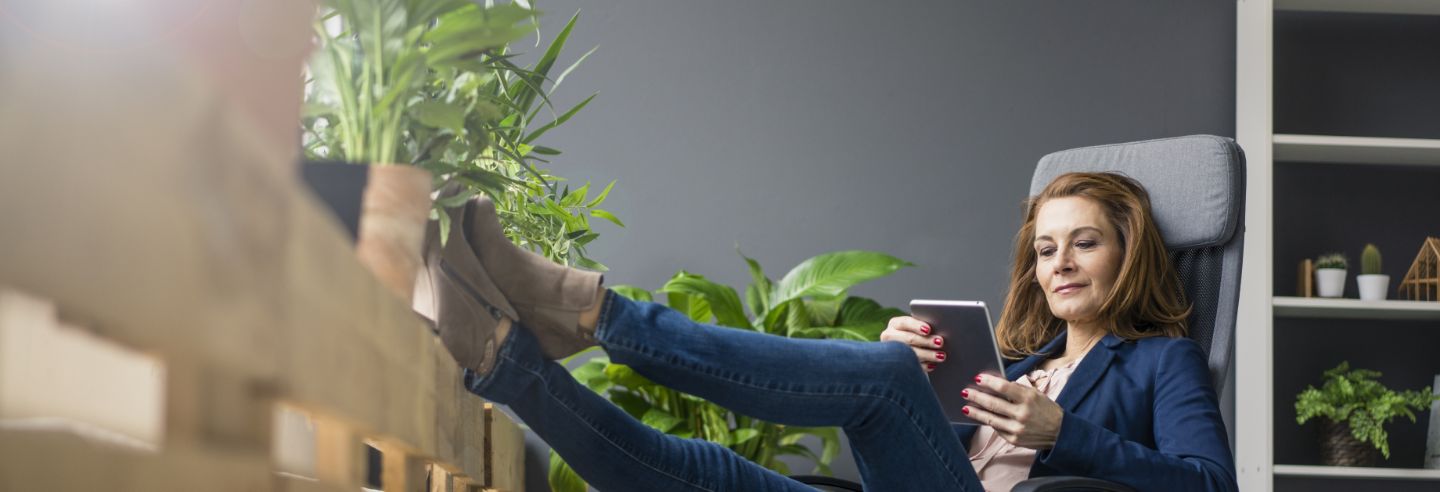 vrouw werkt in bureau met planten