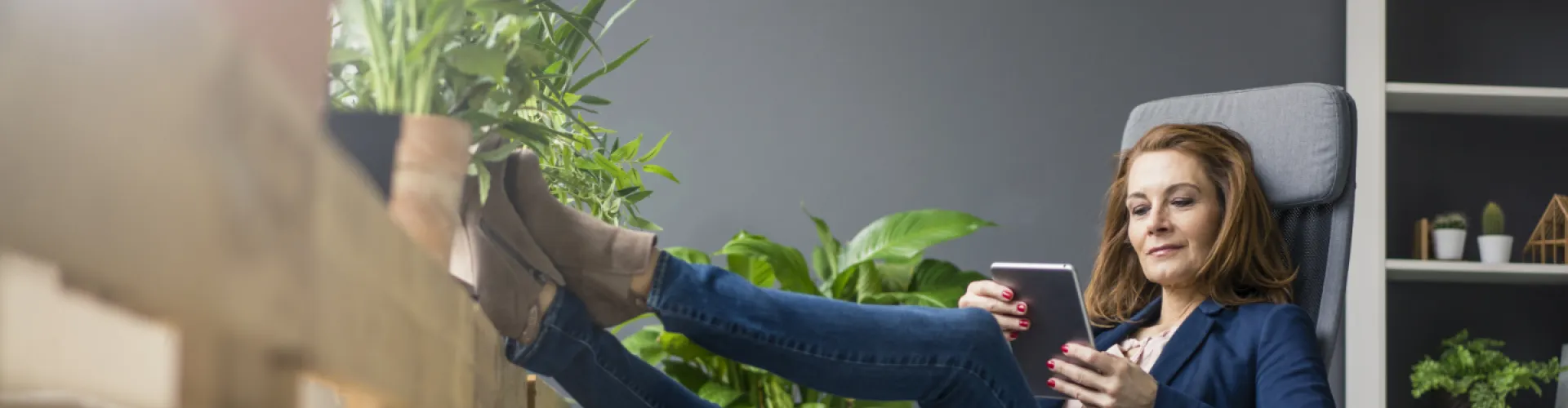 vrouw werkt in bureau met planten