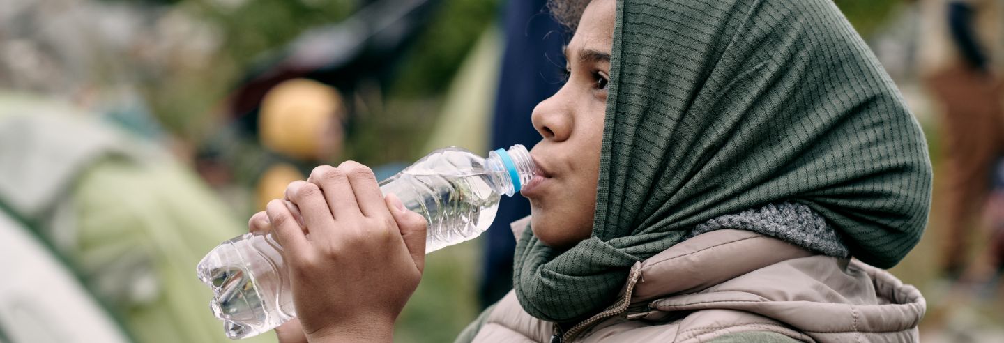 meisje drinkt water