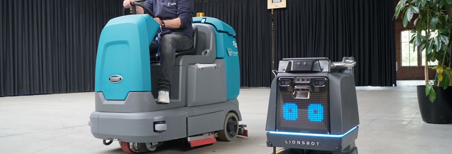 co-bot maakt mee schoon samen met collega
