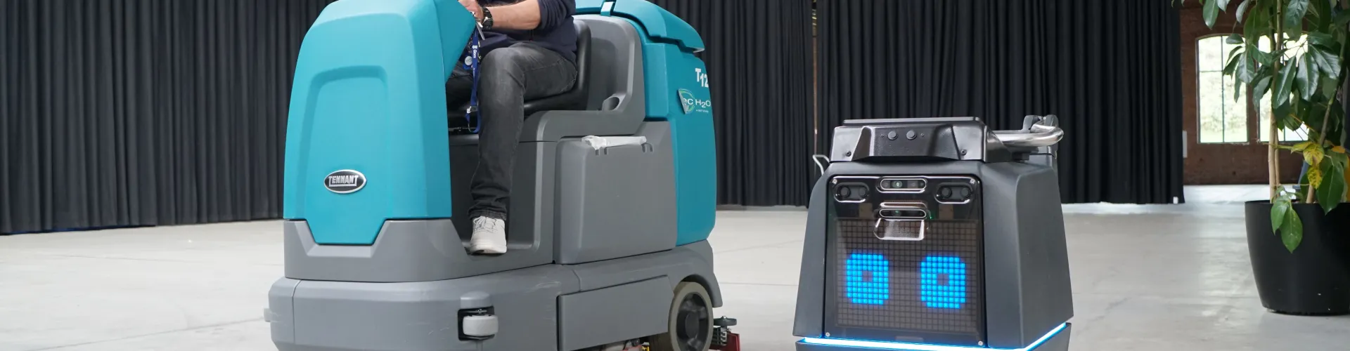 co-bot maakt mee schoon samen met collega