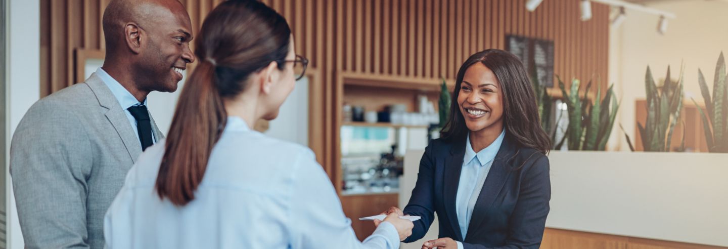 receptionist verwelkomt gasten