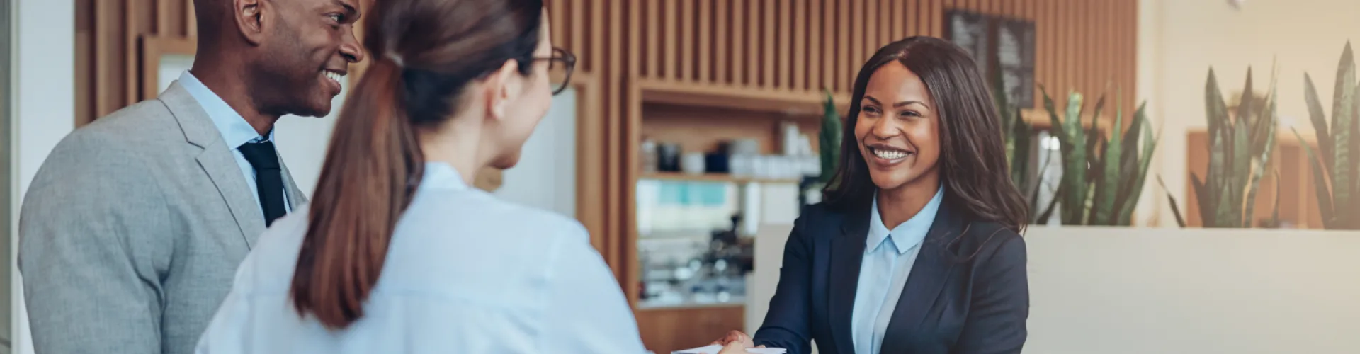 receptionist verwelkomt gasten