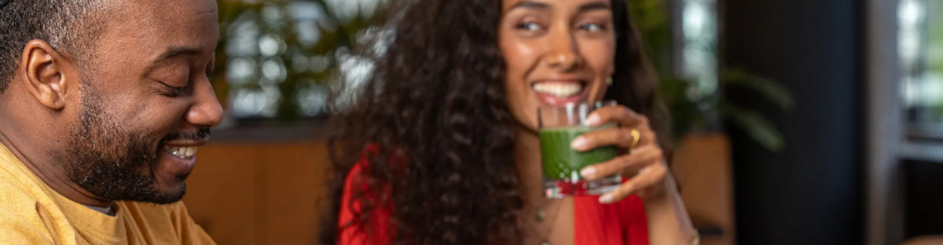 blije medewerkers tijdens lunch