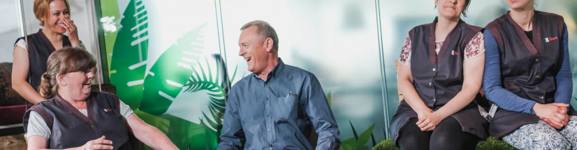 teamcoach en team lachen samen