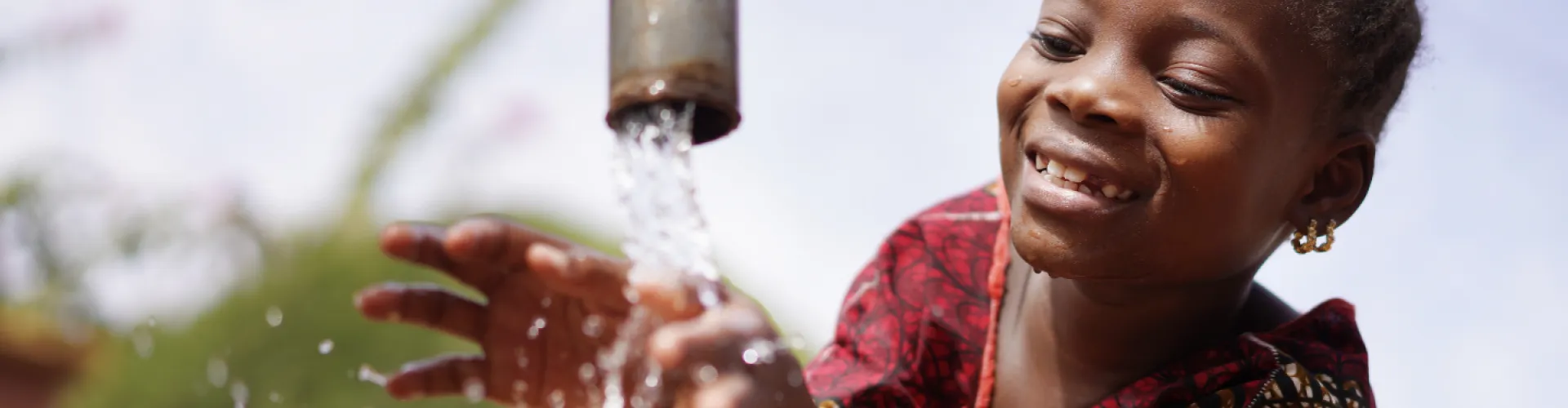 kindje speelt met water uit kraan