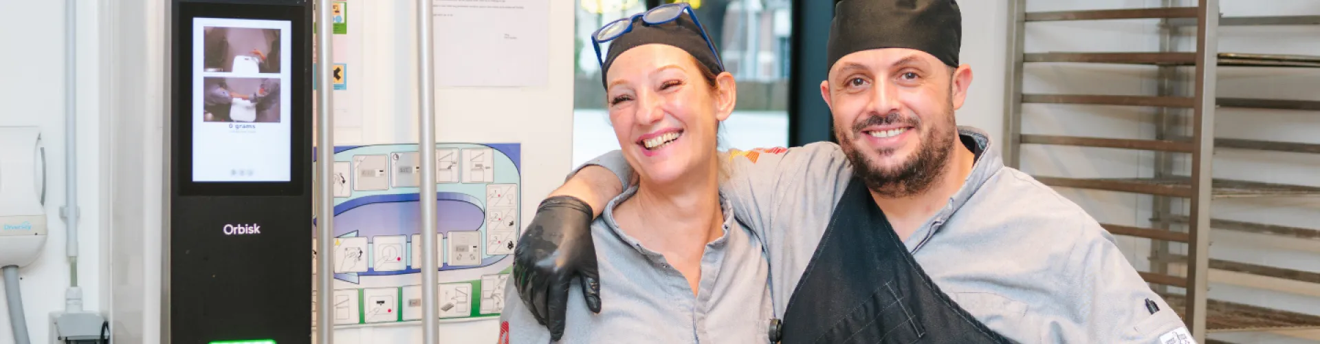 keukenmedewerkers Food&i bij Orbisk weegschaal