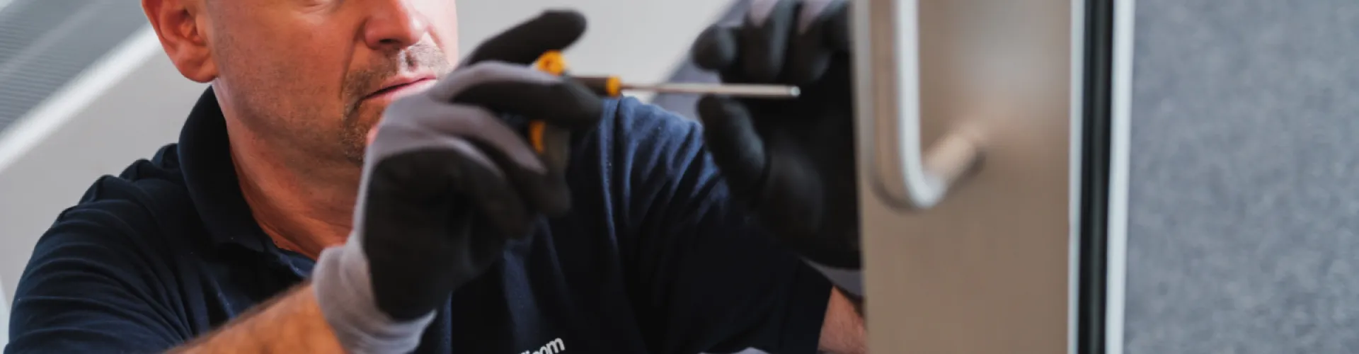 man repareert slot deur