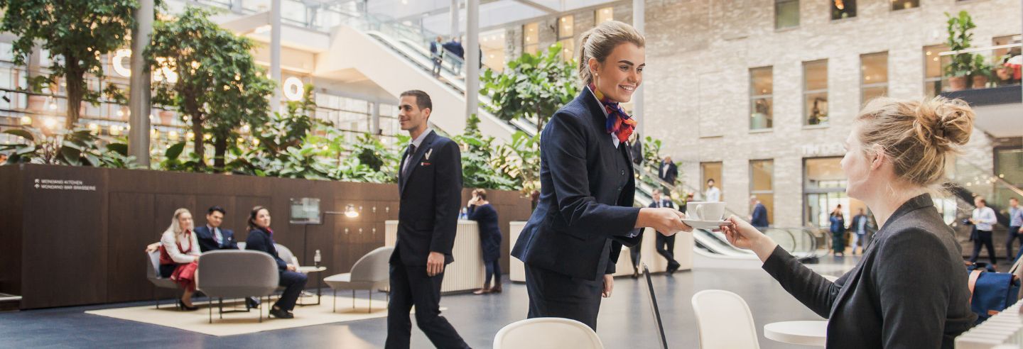 receptionist helpt klant verder