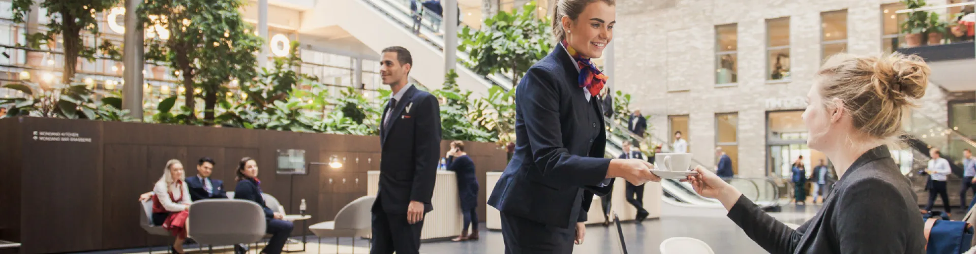 receptionist helpt klant verder