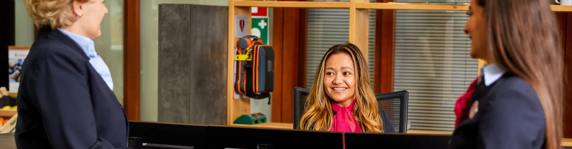 receptionisten aan balie