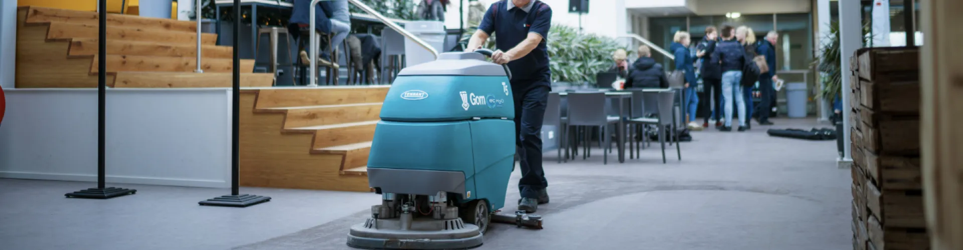 schoonmaker kuist vloer met machine