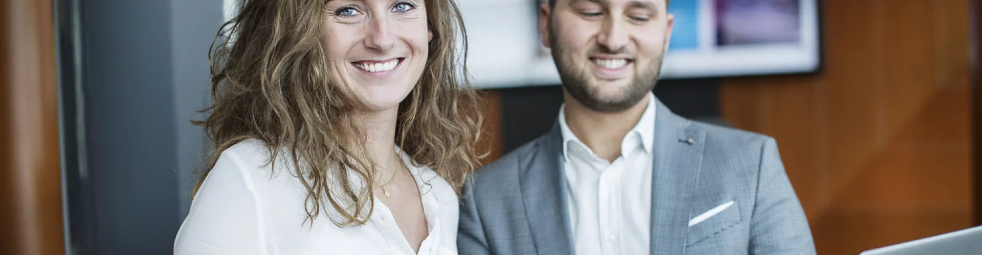 man en vrouw collega staan naast elkaar